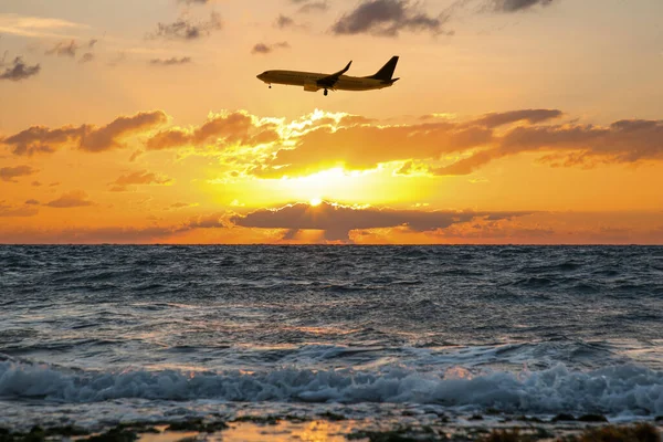 Αεροπλάνο Που Πετά Πάνω Από Θάλασσα Ηλιοβασίλεμα Ήλιος Λάμπει Μέσα — Φωτογραφία Αρχείου