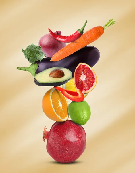Pila Diferentes Verduras Frutas Sobre Fondo Oro Pálido —  Fotos de Stock