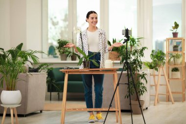 Öğretmen evde online bahçıvanlık kursu veriyor. Hobi zamanı.