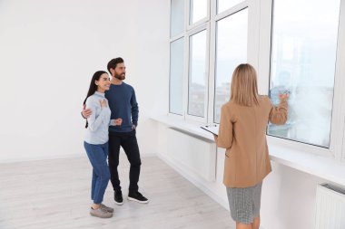 Emlakçı çiftlere yeni bir daire gösteriyor.