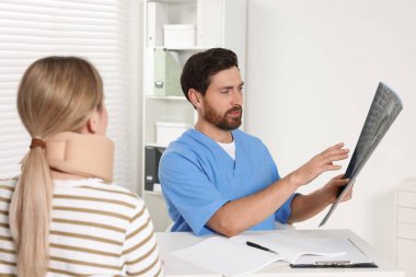 Boyun MR 'ı olan bir doktor hastanede danışmanlık yapıyor.