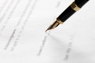 Dolma kalemle belgeye yazılıyor, yakın plan. Noter sözleşmesi