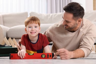 Evde baloncuk seviyesinde baba ve oğul var. Onarım işi