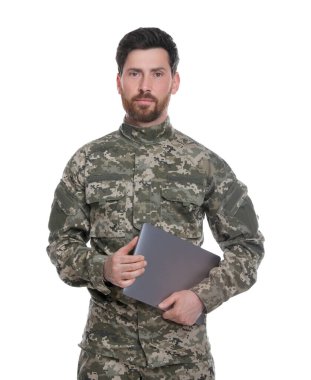 Beyaz arka planda dizüstü bilgisayarı olan bir asker. Askerlik.