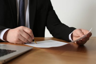 Tahta masada noter imzalı belge, yakın plan