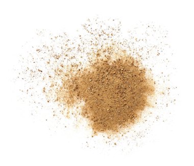 Beyaz arka plana dağılmış kahverengi toz yığını, üst görünüm
