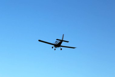 Modern ultrallight uçak mavi gökyüzünde uçuyor