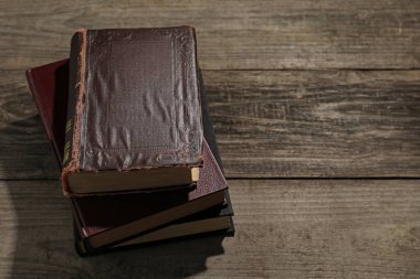 Ahşap masadaki eski ciltli kitaplar, metin için boşluk