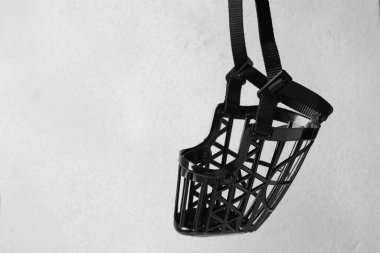 Beyaz arkaplanda siyah plastik köpek ağızlığı, metin için boşluk