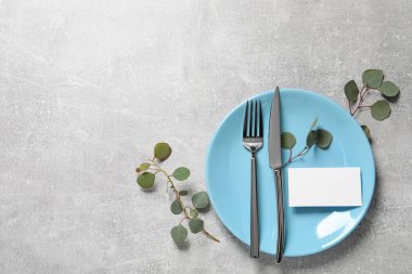 Çatal bıçaklı, okaliptüs yapraklı, düz bir masa. Metin için boşluk