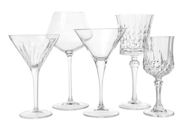 Beyaza izole edilmiş farklı zarif boş bardaklar.