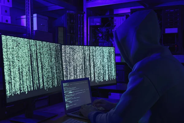 Hacker Trabaja Con Computadoras Cuarto Oscuro Ciberataque — Foto de Stock