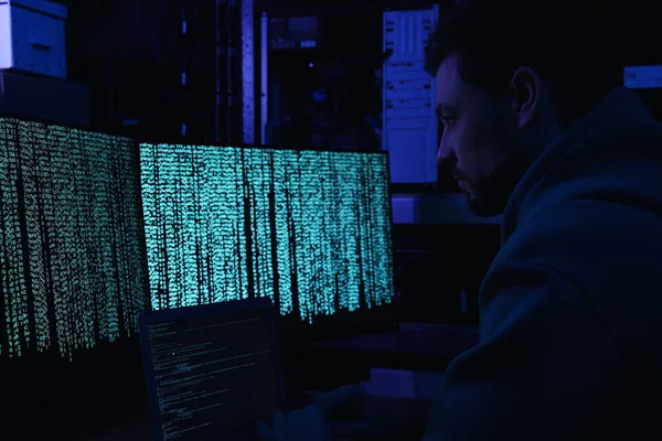 ハッカーは暗室でコンピューターを操作してる サイバー攻撃 — ストック写真