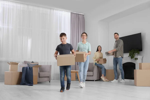 Glückliche Familie Die Sich Ein Neues Haus Einquartiert Und Kisten — Stockfoto