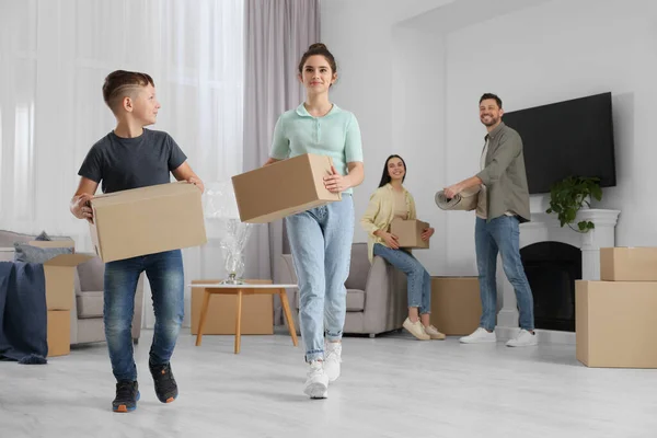 Família Feliz Estabelecendo Nova Casa Desempacotando Caixas Dia Mudança — Fotografia de Stock