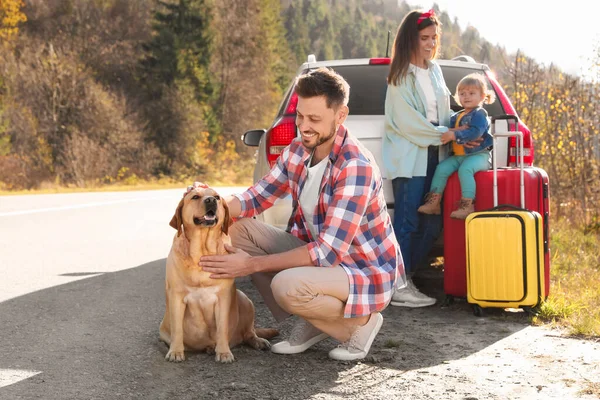 Mutlu Adam Köpek Besliyor Anne Kızı Dışarıda Arabanın Yanında Aile — Stok fotoğraf