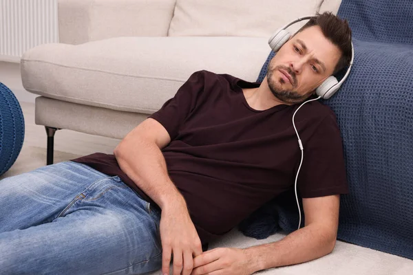 Людина Яка Слухає Музику Через Навушники Лежить Підлозі Вдома Концепція — стокове фото