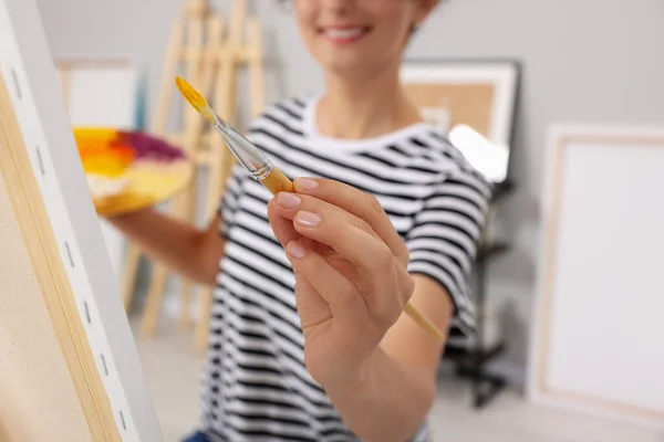 Young Woman Painting Easel Canvas Studio Closeup — Stock Photo, Image