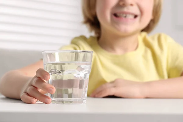 Kleine Jongen Met Een Glas Fris Water Aan Witte Tafel — Stockfoto