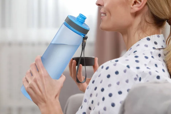 Frau Mit Wasserflasche Zimmer Nahaufnahme — Stockfoto