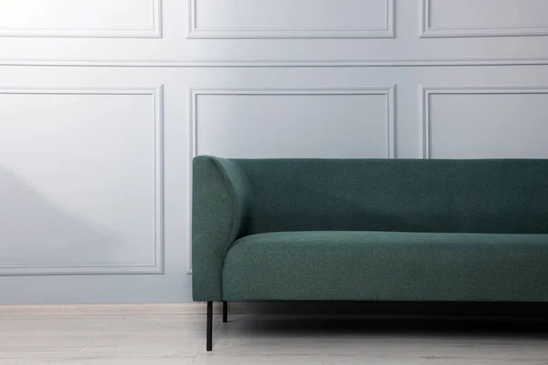 舒适的沙发靠近时尚的白色墙壁在室内 案文的篇幅 — 图库照片