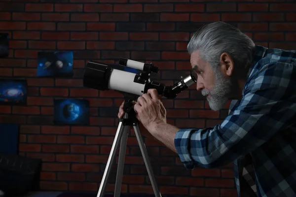 Homem Sênior Olhando Para Estrelas Através Telescópio Quarto — Fotografia de Stock