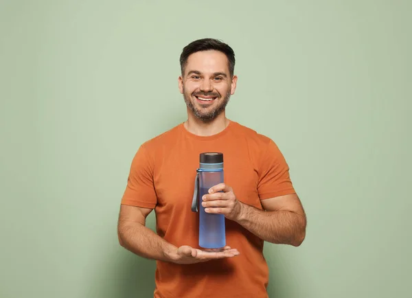 Ευτυχής Άνθρωπος Κρατώντας Διαφανές Πλαστικό Μπουκάλι Νερό Ανοιχτό Πράσινο Φόντο — Φωτογραφία Αρχείου