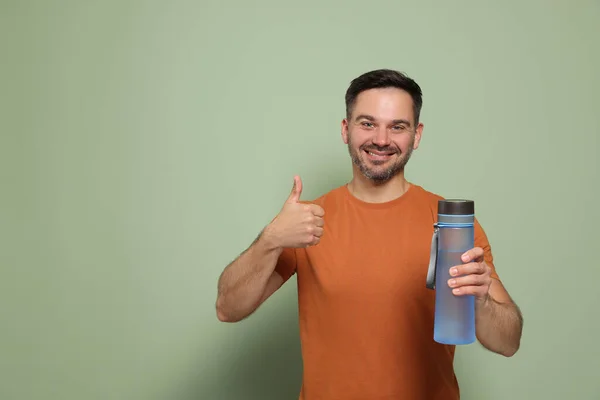 Ευτυχής Άνθρωπος Κρατώντας Διαφανές Μπουκάλι Νερό Και Δείχνει Τον Αντίχειρα — Φωτογραφία Αρχείου