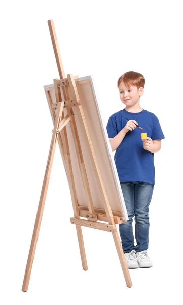 Kleine Jongen Schilderen Tegen Een Witte Achtergrond Ezel Gebruiken Doek — Stockfoto