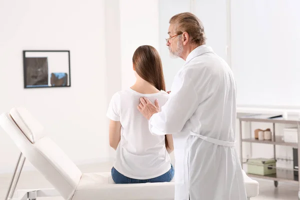 Orthopédiste Professionnel Examinant Dos Patient Clinique — Photo