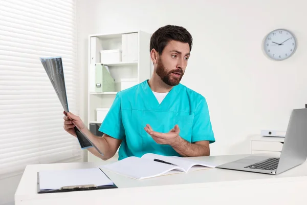 Doctorul Care Explică Scanarea Rmn Prin Videochat Spital — Fotografie, imagine de stoc