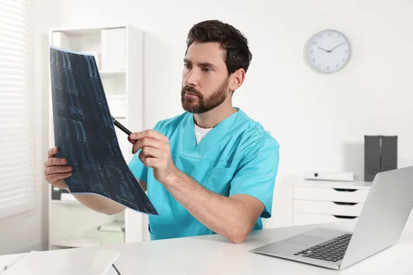 Médico Examinando Ressonância Magnética Pescoço Hospital — Fotografia de Stock
