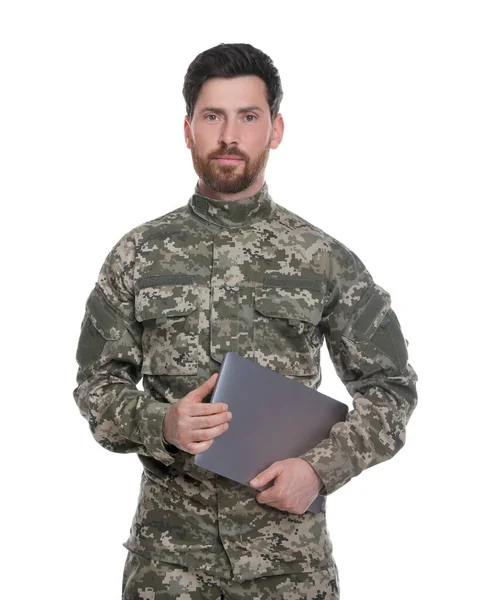 Katona Laptoppal Fehér Háttérrel Katonai Szolgálat — Stock Fotó