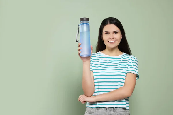 Mujer Joven Con Botella Agua Sobre Fondo Verde Espacio Para —  Fotos de Stock