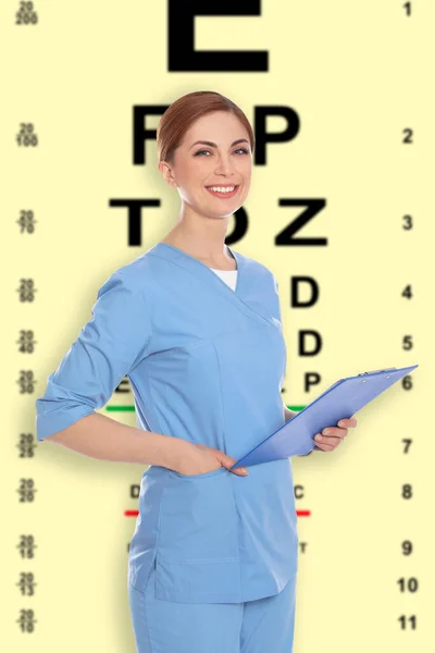 Teste Visão Oftalmologista Optometrista Contra Fundo Amarelo Pálido Com Gráfico — Fotografia de Stock