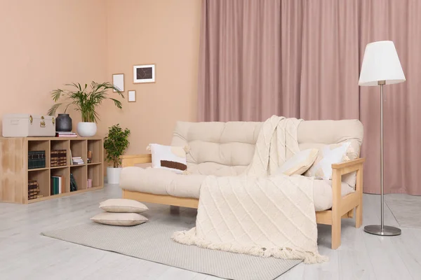 舒适的沙发 垫子和毛毯在舒适的房间里 室内设计 — 图库照片