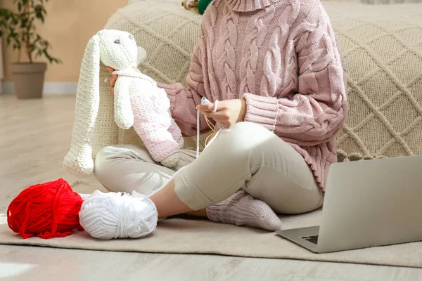 Frau Lernt Stricken Mit Online Kurs Hause Nahaufnahme Hobby Zum — Stockfoto