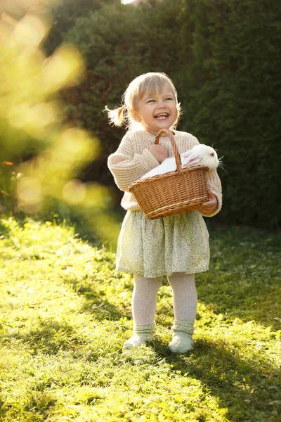 Mutlu Küçük Kız Elinde Hasır Sepetle Güneşli Bir Günde Dışarıda — Stok fotoğraf