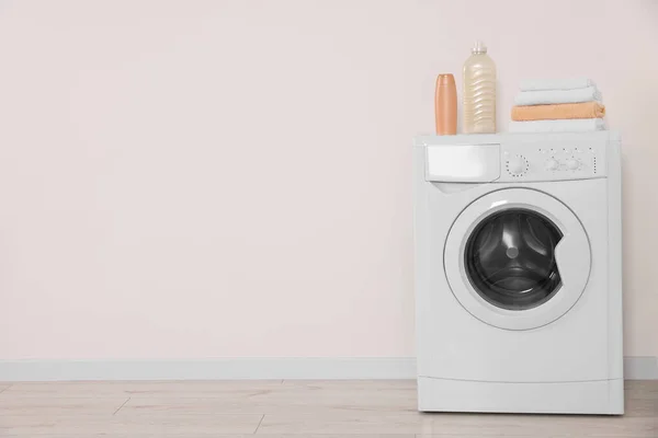 Mesin Cuci Modern Handuk Lipat Dan Botol Dekat Dinding Putih — Stok Foto