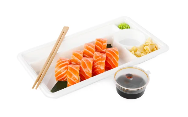食品交付 用酱油 芥末和筷子制成的美味寿司卷 装在塑料容器中 用白色隔开 — 图库照片