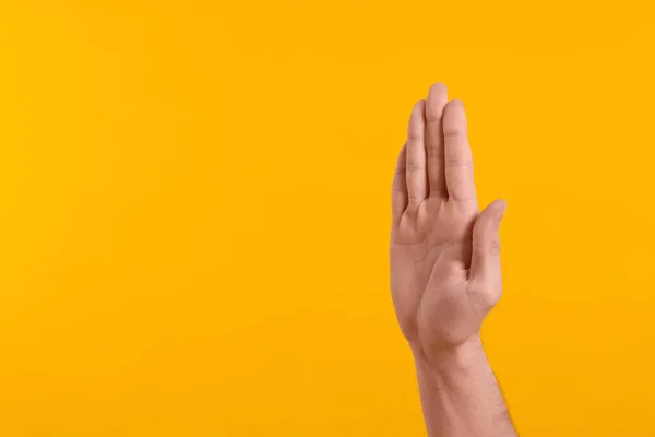Man Giving High Five Yellow Background Closeup Hand Space Text — Stock Photo, Image