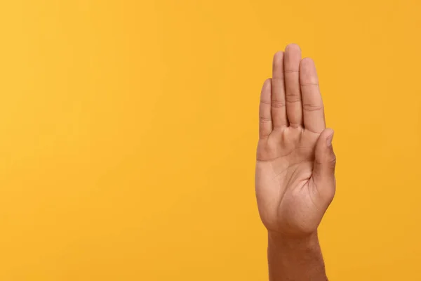 Homem Dar Cinco Fundo Amarelo Perto Mão Espaço Para Texto — Fotografia de Stock