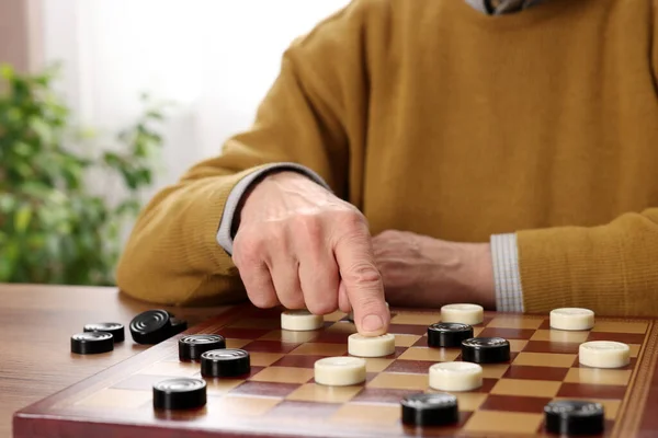 Playing Checkers Senior Man Thinking Next Move Table Room Closeup — Stock Photo, Image