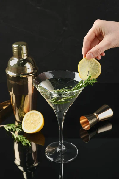 Kvinna Dekorera Martini Cocktail Med Citronskiva Svart Bakgrund Närbild — Stockfoto
