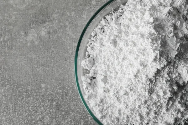 Açık Gri Masada Kalsiyum Karbonat Tozu Bulunan Petri Kabı Yakın — Stok fotoğraf
