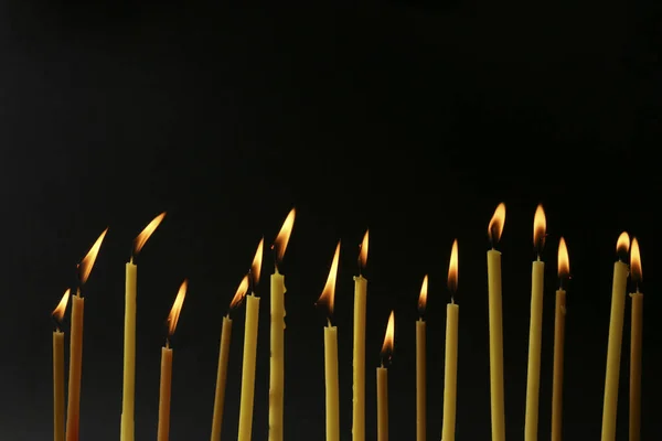 Πολλά Αναμμένα Κεριά Της Εκκλησίας Μαύρο Φόντο — Φωτογραφία Αρχείου
