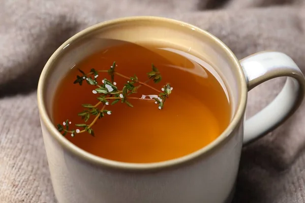 Чашка Ароматного Травяного Чая Тимьяном Бежевой Ткани Крупным Планом — стоковое фото