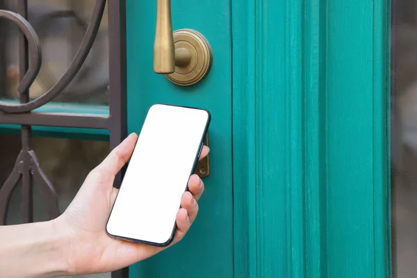 Açık Havada Akıllı Telefonlu Bir Kadın Kapıyı Açıyor Yakın Plan — Stok fotoğraf