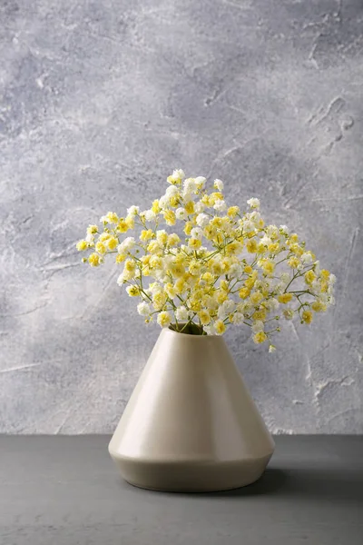 Lindas Flores Gypsophila Tingidas Vaso Elegante Mesa Cinza — Fotografia de Stock