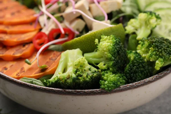 灰色のテーブルの上に多くの異なる野菜とボウル クローズアップ ビーガン食 — ストック写真